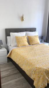 ベナルマデナにあるApartamento benasolのベッドルーム1室(黄色のシーツと枕のベッド1台付)