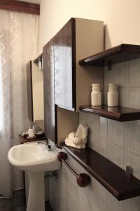 a bathroom with a sink and a mirror at Casa Nonna Teresa in Tovena