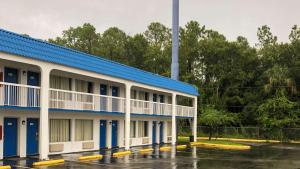 a large building with a blue roof at Motel 6-Daytona Beach, FL - Speedway in Daytona Beach