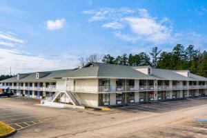 un aparcamiento vacío frente a un edificio en Motel-6 Lagrange Ga, en La Grange