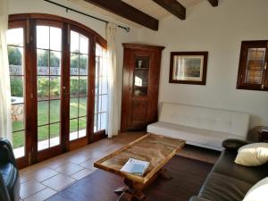 A seating area at Son Set Villa
