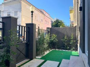 a yard with a green lawn in a building at Home Out City Villa in Lisbon