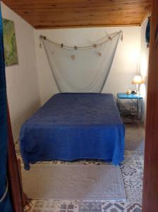 Agréable chalet de 52m2 au verdon-sur-mer في لي فيردون سور ميه: غرفة نوم بسرير ازرق في غرفة