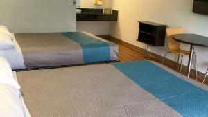 Ένα ή περισσότερα κρεβάτια σε δωμάτιο στο Motel 6-Daytona Beach, FL - Speedway