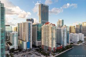 una gran ciudad con edificios altos y un cuerpo de agua en Luxury Penthouse Brickell 3 Bedrooms Free Parking, en Miami