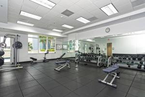 um ginásio com uma grande sala com máquinas de andar em Luxury Penthouse Brickell 3 Bedrooms Free Parking em Miami