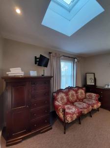 - un salon avec un canapé et une fenêtre dans l'établissement JBs Bar & Guest Accommodation, à Kilkenny
