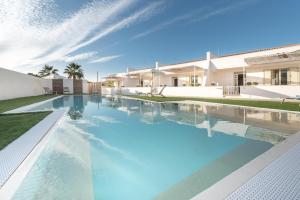 イスピカにあるISULATRAVEL - Blu Mediterraneo Houseの家の前のプール