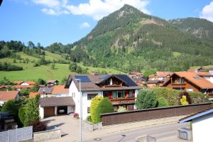 un villaggio con una montagna sullo sfondo di Burgberger Hörnle a Burgberg im Allgäu