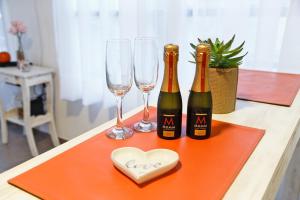 zwei Flaschen Champagner und zwei Gläser auf einem Tisch in der Unterkunft Departamento Buenos Aires Centro con cochera in Buenos Aires + 17 Fotos