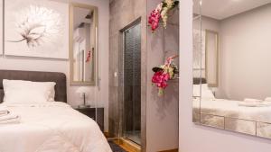 een slaapkamer met 2 bedden en een spiegel bij Villa Domina in Split