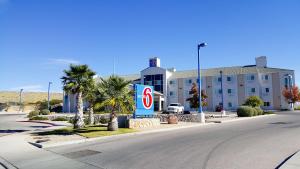 ラスクルーセスにあるMotel 6-Las Cruces, NM - Telshorの目の前に駐車標識のない建物