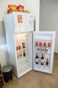 einem offenen Kühlschrank mit vielen Flaschen Bier in der Unterkunft Departamento Buenos Aires Centro con cochera in Buenos Aires