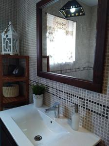een badkamer met een wastafel en een spiegel bij Casa da Lameira in Serra