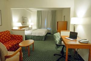 מיטה או מיטות בחדר ב-Motel 6-Anderson, IN - Indianapolis