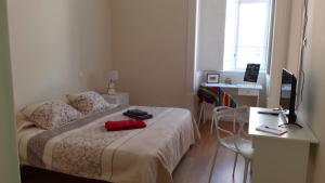 - une chambre avec un lit et un bureau avec un ordinateur dans l'établissement Sweet Love Family I, à Coimbra