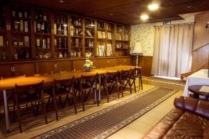 The lounge or bar area at Vahe Guest House