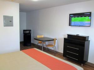 TV a/nebo společenská místnost v ubytování Motel 6-Augusta, GA - Fort Gordon