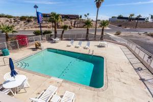 Вид на бассейн в Motel 6-Needles, CA или окрестностях