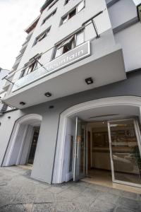 Facaden eller indgangen til Hotel Bariloche Mountain