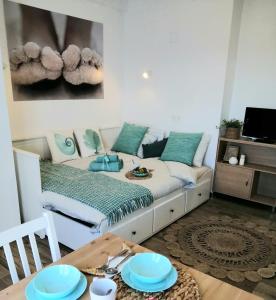 Zimmer mit einem Bett mit blauen Platten auf einem Tisch in der Unterkunft Estudio Pies de Arena in Mijas Costa