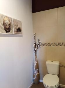 een badkamer met een toilet en een foto aan de muur bij Casa da Lameira in Serra