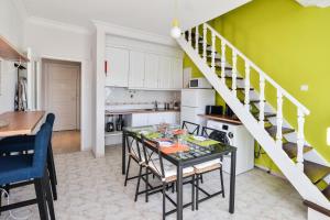 una cocina con mesa y sillas y una escalera en Cascais Holiday House - Checkinhome en Cascais