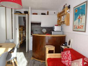 una pequeña cocina con barra en una habitación en Appartement Saint Lary, en Vielle-Aure