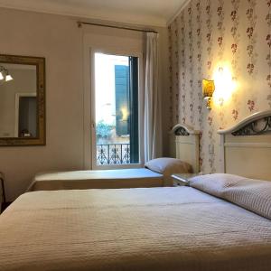 ein Hotelzimmer mit 2 Betten und einem Fenster in der Unterkunft AL CAMPANIEL BED AND BREAKFAST in Venedig