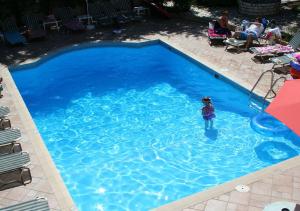 The swimming pool at or close to Ariti Apartments Még 7 kép