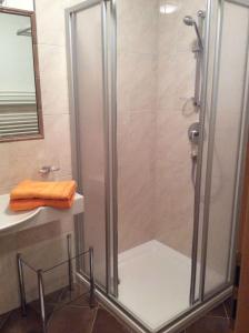 y baño con ducha y puerta de cristal. en Ferienwohnung Rahm en Schwendau