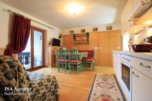 Kuchyň nebo kuchyňský kout v ubytování Family Apartment ENZIAN Top 9