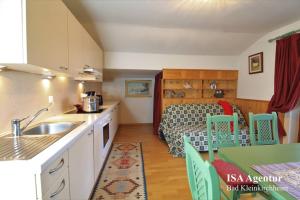 Kuchyň nebo kuchyňský kout v ubytování Family Apartment ENZIAN Top 9