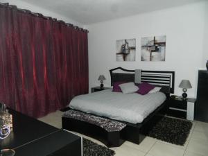 Schlafzimmer mit einem großen Bett und roten Vorhängen in der Unterkunft Casa da Piedade in Piedade