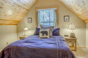 Postel nebo postele na pokoji v ubytování Snowpeak Chalet in Tahoe Donner + 27 fotografií