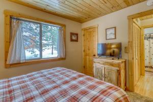 Voodi või voodid majutusasutuse Snowpeak Chalet in Tahoe Donner toas