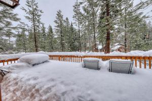 Snowpeak Chalet in Tahoe Donner talvel