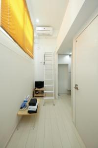 Zimmer mit einer Leiter und einem Schreibtisch in einem Zimmer in der Unterkunft Nano Kita Shinjuku / Vacation STAY 62654 in Tokio