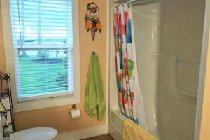 StratfordScenic Harbour View House Waterfront的带淋浴和卫生间的浴室以及窗户。 更多36张照片