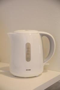 Příslušenství pro přípravu čaje a kávy v ubytování Apartment Hotel Tenjin TUMUGU / Vacation STAY 62183