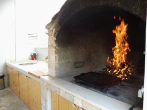 un gran horno de ladrillo con fuego. en Apartman Šego en Vela Luka