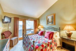 a bedroom with a bed and a window at Meadow Drive 18 in West Vail