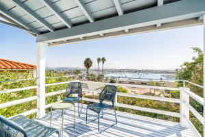 - un balcon avec deux chaises et une vue sur l'eau dans l'établissement La Playa Abode, à San Diego
