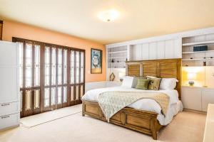 La Playa Abode Adorable home with good space and breathtaking views of the city and ocean في سان دييغو: غرفة نوم بها سرير ونافذة كبيرة