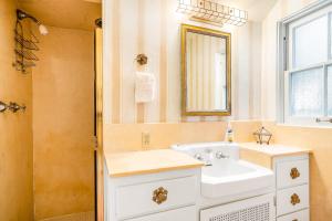 La Playa Abode Adorable home with good space and breathtaking views of the city and ocean في سان دييغو: حمام مع حوض و مرآة و دش