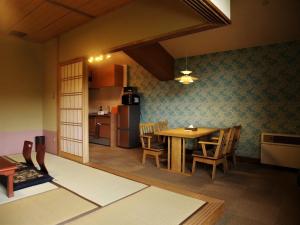 東川町にあるCase House Hokkaido / Vacation STAY 61607のキッチン、ダイニングルーム(テーブル、椅子付)