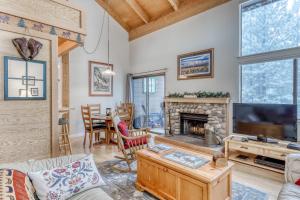 un salon avec une cheminée et une télévision dans l'établissement Northstar Condo in the Trees, à Truckee