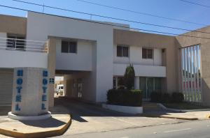 un edificio bianco con una colonna davanti di Hotel Villa Campeche a Campeche