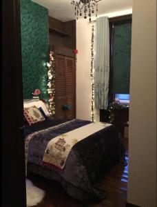 ポート・グラスゴーにあるVictorian flatのベッドルーム1室(ベッド1台、クリスマスツリー付)