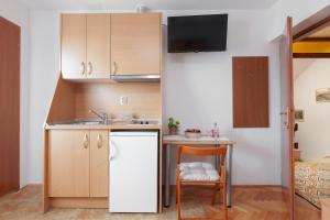 Kuchyň nebo kuchyňský kout v ubytování APARTMANI LIMUN - Ivo i Dragica Šimić - Makarska
